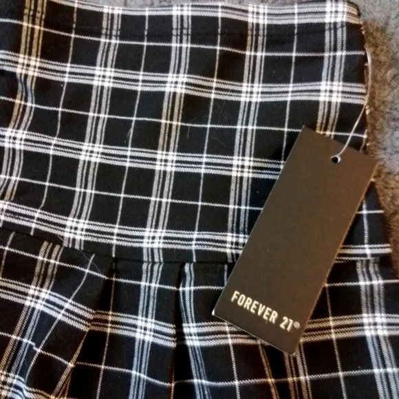 FOREVER 21 EOMENS PLAID SKIRT SIZE SMALL NWT - Picture 2 of 3